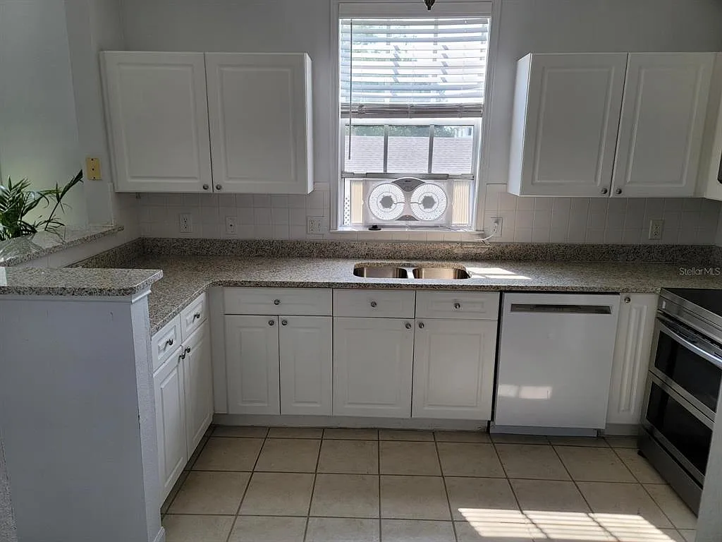 4 bed, 2.5 bath, 2091 sqft, $3,000 — Photo 3
