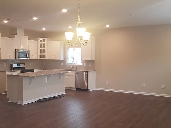 4th image of 26 Fern Meadow Cir
