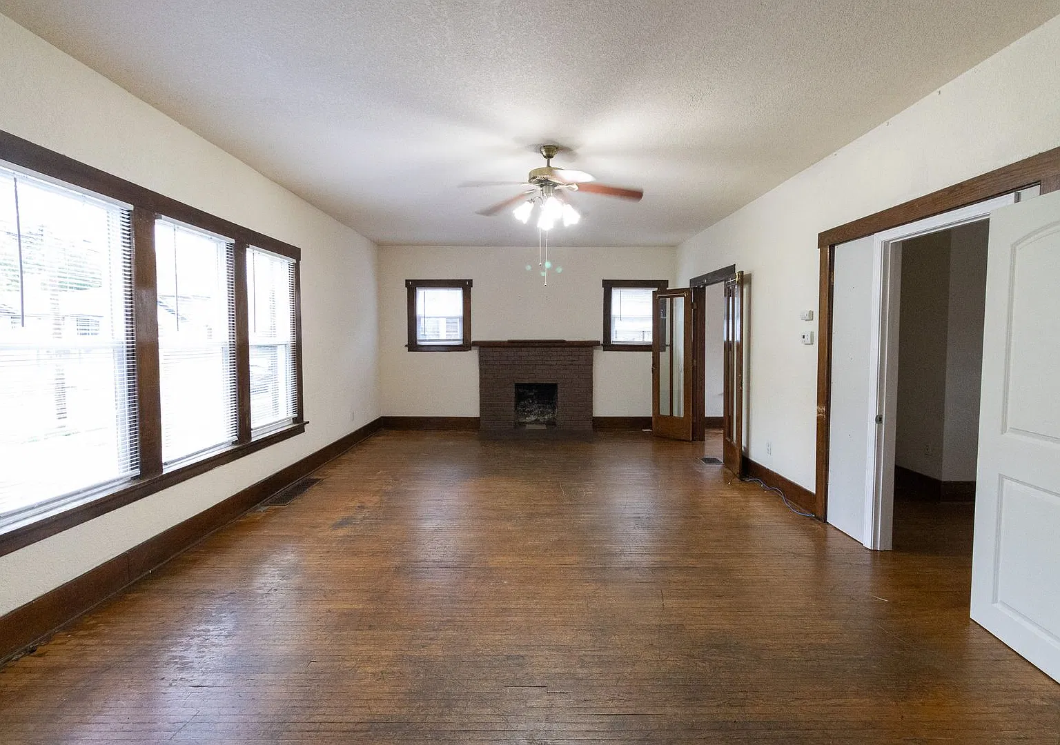 6 Bedroom Home Close to Campus! — Photo 2