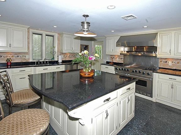 3rd image of 47 Knollwood Dr
