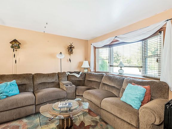 5th image of 578 Bellmore St
