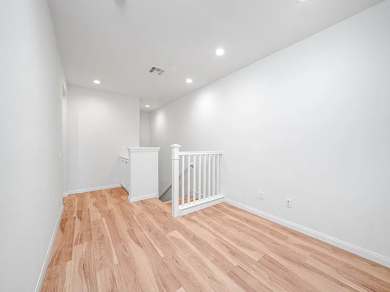 2533 Almeria Ln — Photo 12