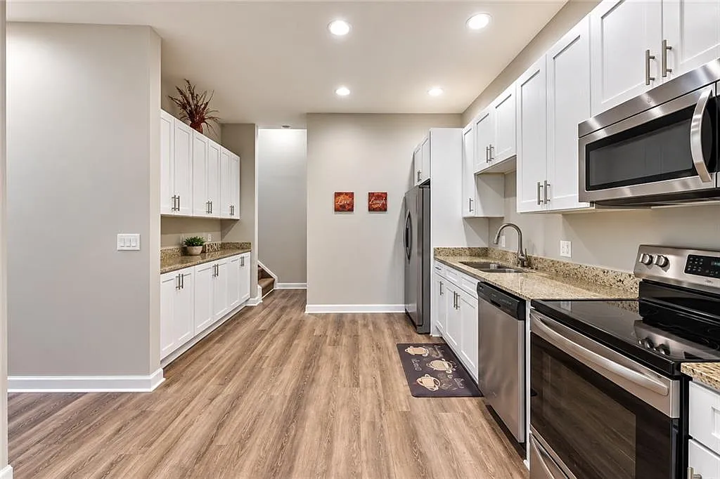 2 bed, 1.0 bath, 3046 sqft, $2,000 — Photo 3