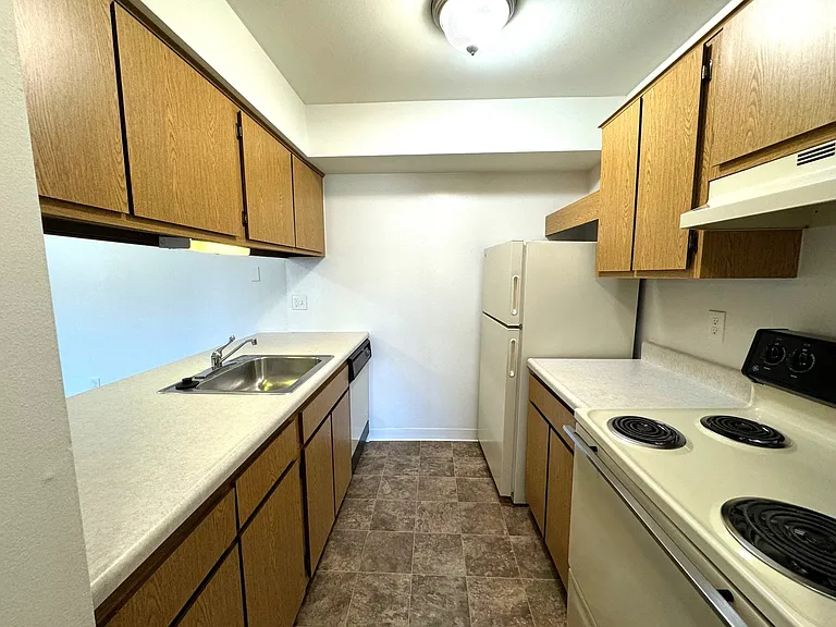 Charter Oaks Apartments — Photo 112