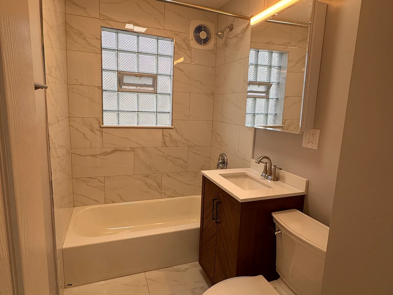 2 bed, 1000 sqft, $2,200 — Photo 3