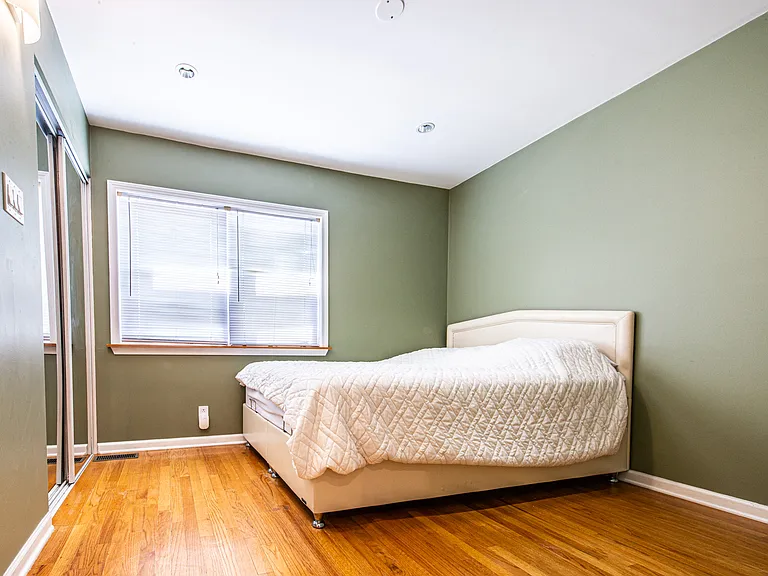6611 W Foster Ave — Photo 11