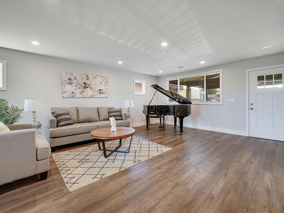 1st image of 1404 Camellia Dr