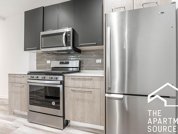4th image of 2533 W Fullerton Ave #203