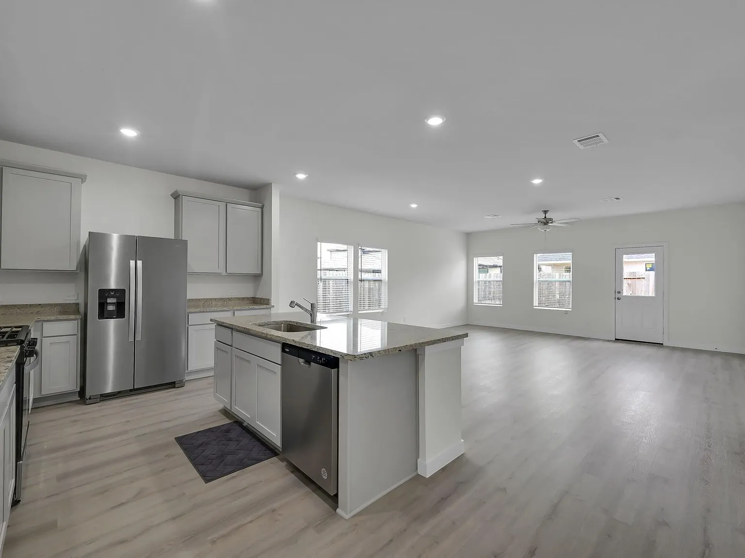 4 bed, 3.0 bath, 2012 sqft, $2,350 — Photo 2