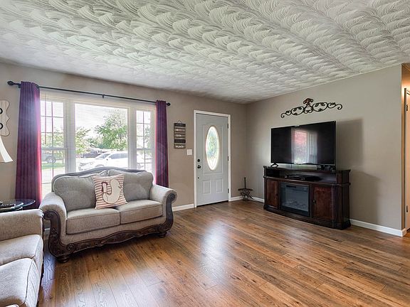 2nd image of 1910 Sturbridge Pl