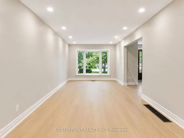 12 Hobart Dr — Photo 2