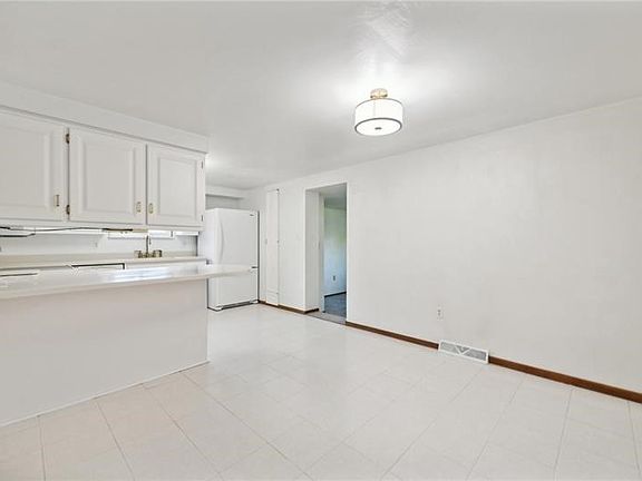 4th image of 328 W Keeling Ave