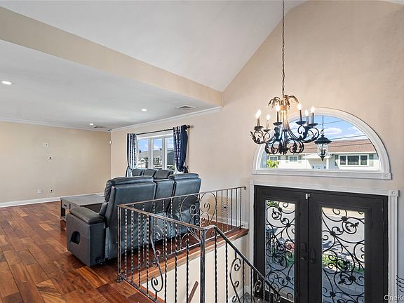 3rd image of 539 Nassau Ave