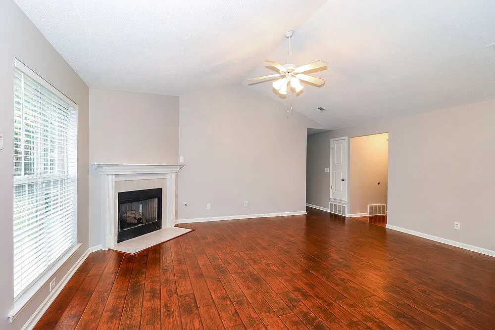 3 bed, 2.0 bath, 1331 sqft, $1,805 — Photo 3