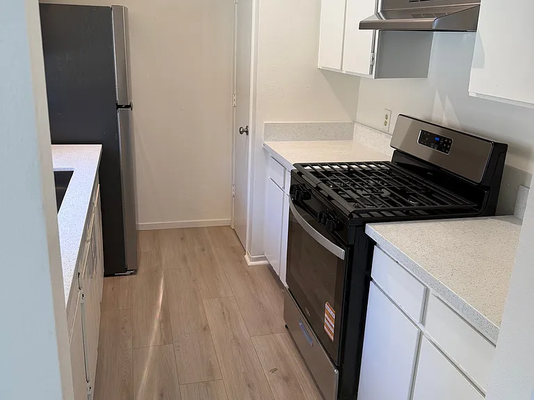 240 Aspen St #8 — Photo 2