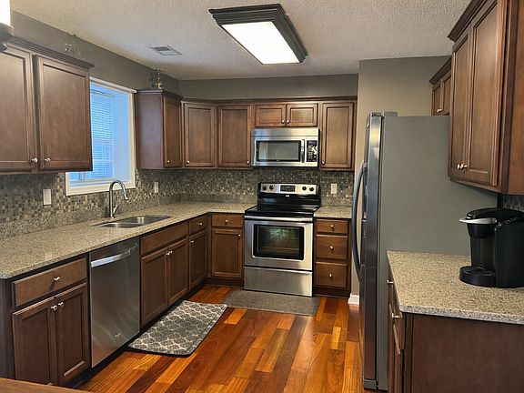 3rd image of 2 Stapleford Park Dr