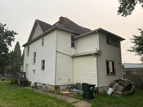3rd image of 50 E Oxford St
