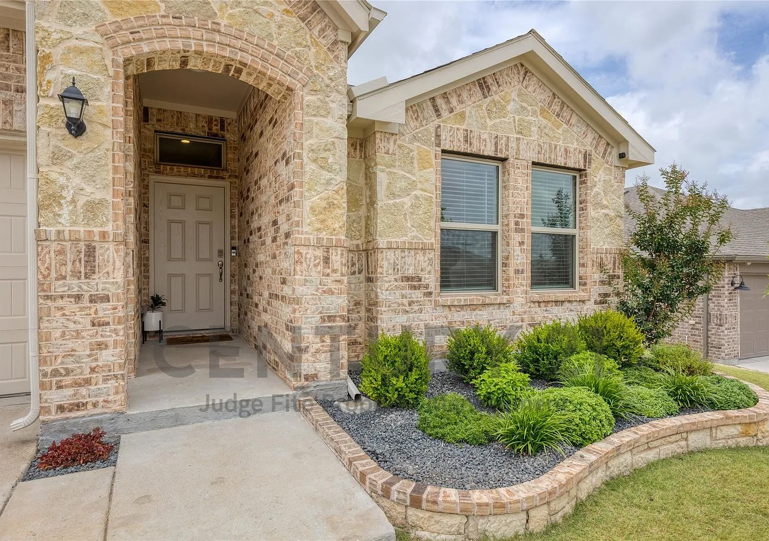 Inviting 3/2/2 in Weatherford Ready For Immediate Occupancy! — Photo 2