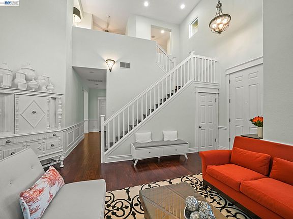 5th image of 313 Bridgecreek Way