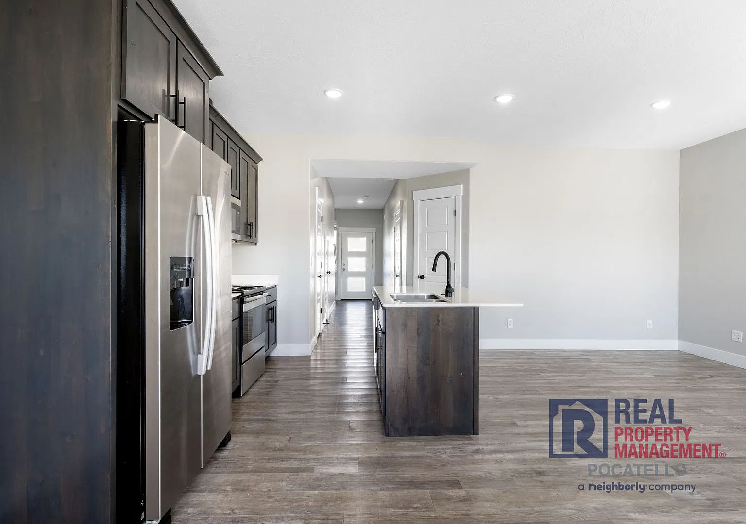 3 Bedroom 2.5 Bathroom Town Home - 1 Car Garage — Photo 3