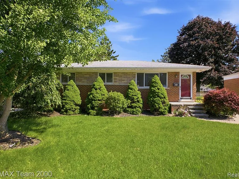 31906 Cambridge St — Photo 3
