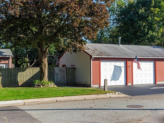 4th image of 32 Upland Ave