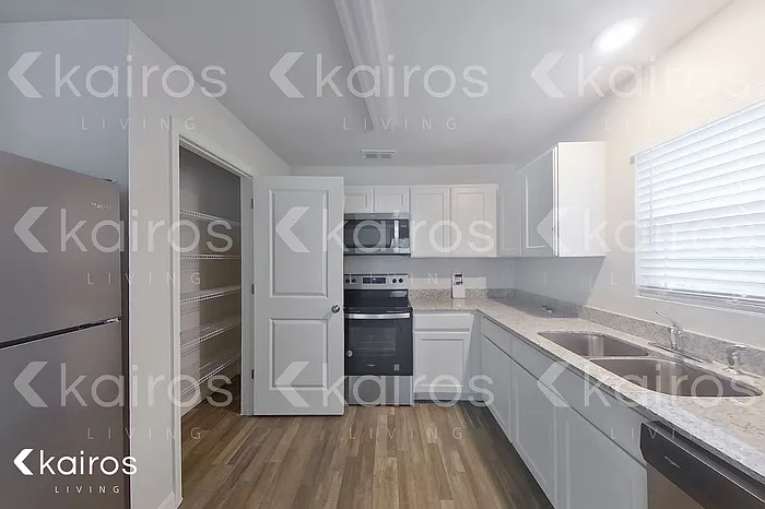 1813 Lawn Ave — Photo 5