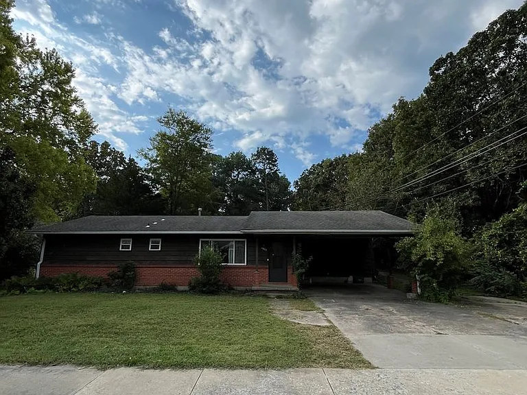 1447 W Mount Comfort Rd — Photo 4