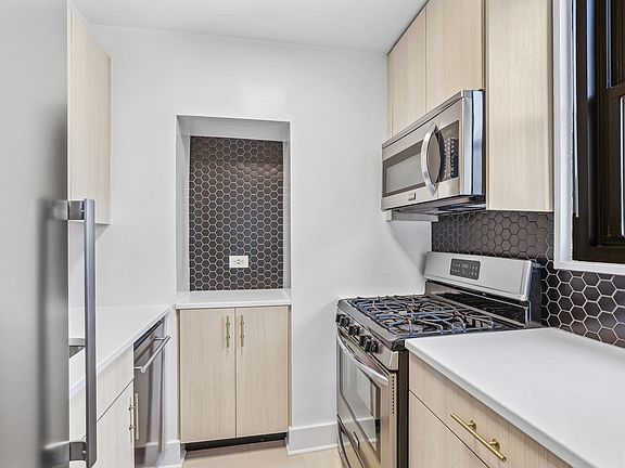4th image of 330 W 58th St APT 17D
