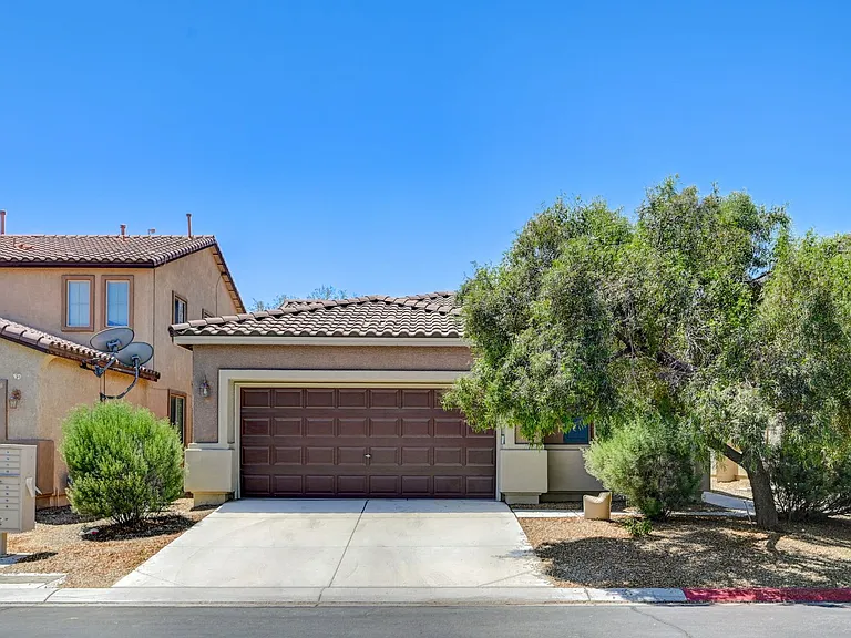 4421 Desert Home Ave — Photo 2