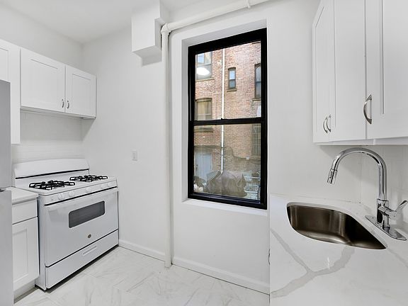 3rd image of 244 Bainbridge St APT 1