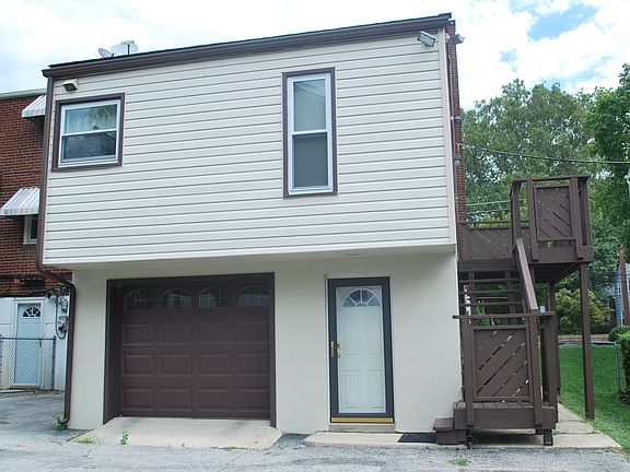 Rear Home / 1 -Car Garage