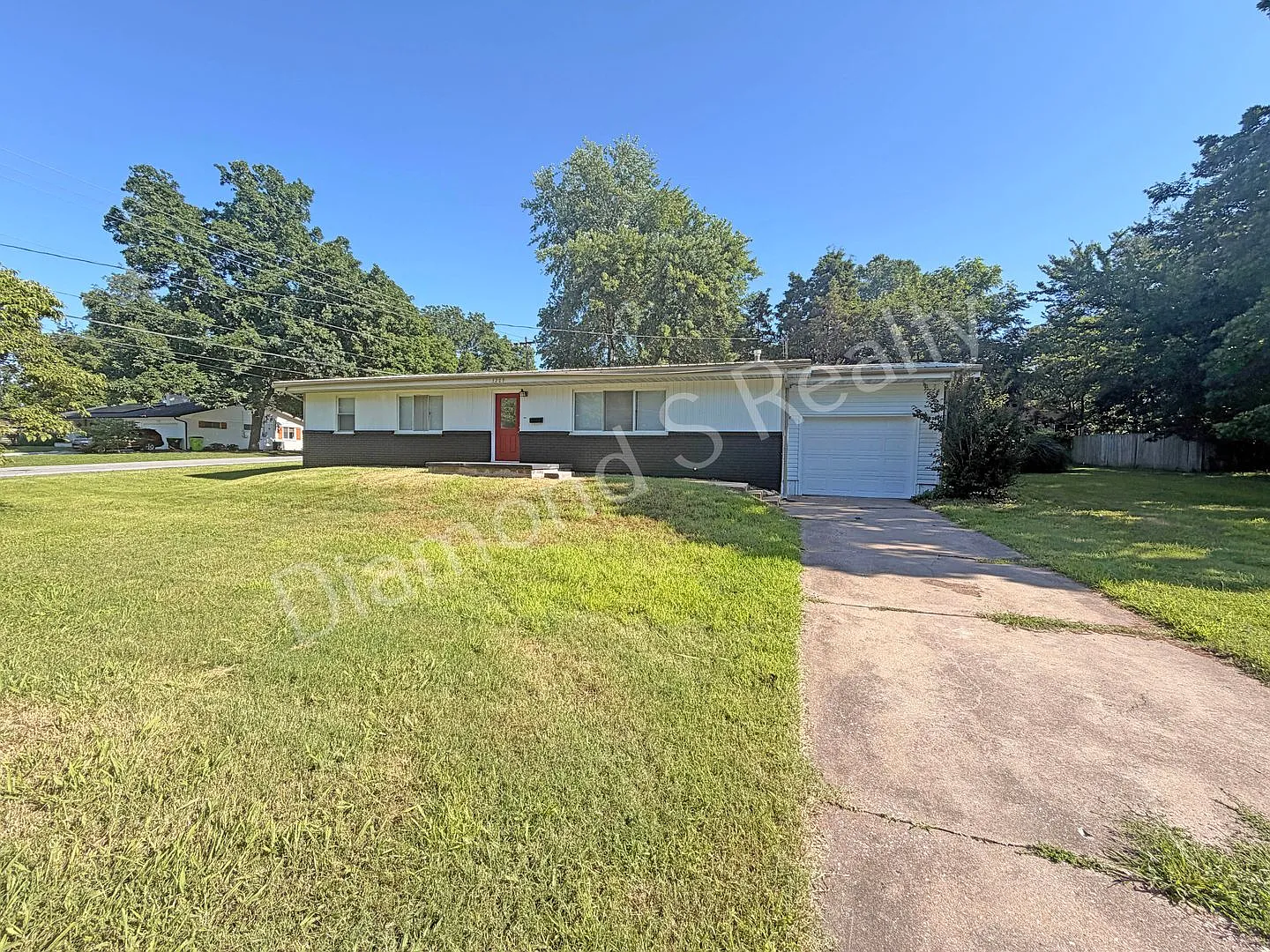 Move In Special! Spacious 3 Bed, 2 Bath Home With Large Yard Available! — Photo 2