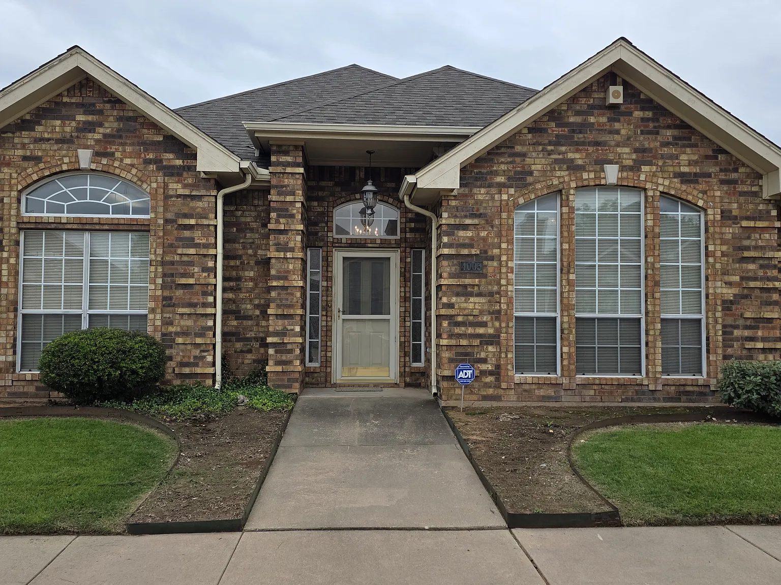 4005 Kingsbury Dr — Photo 1