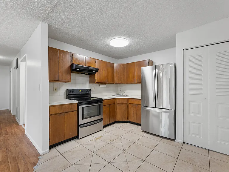 61 Canterbury Ct — Photo 7