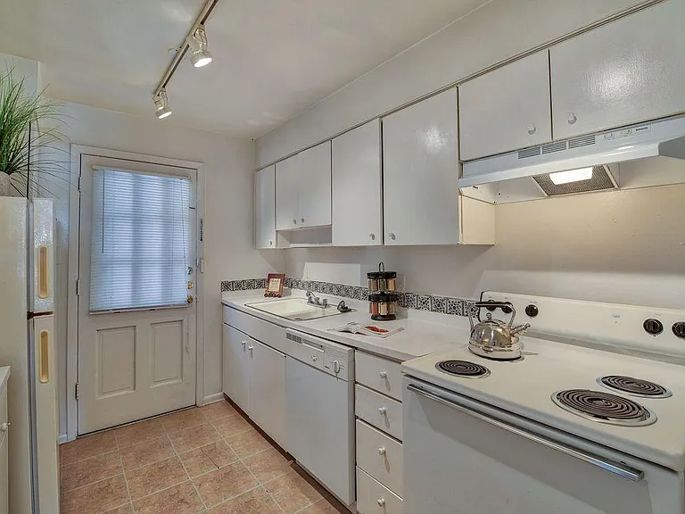 Townsend Apartments — Photo 12