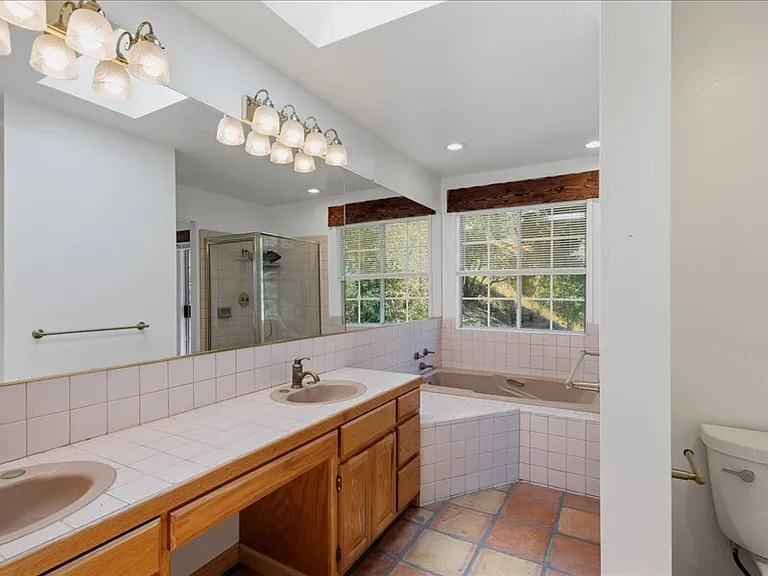 930 Valley View Dr — Photo 23