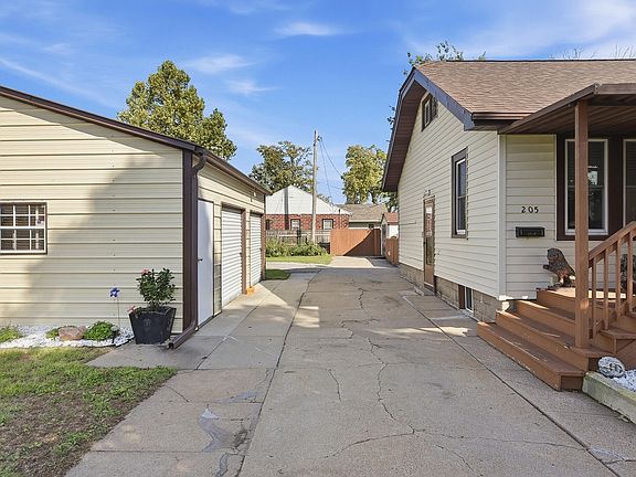 3rd image of 205 S 28th St