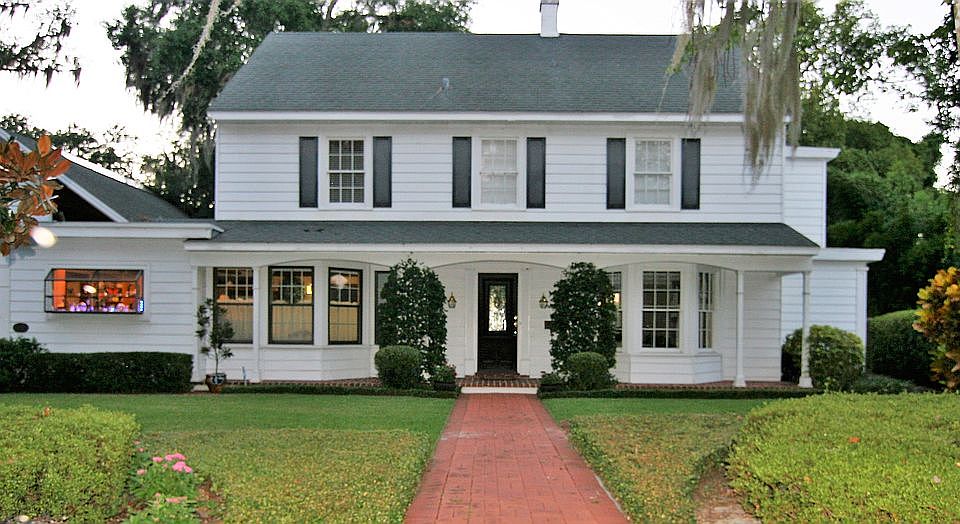 1st image of 1331 College Pt