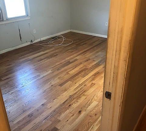 4th image of 729 Brewster St