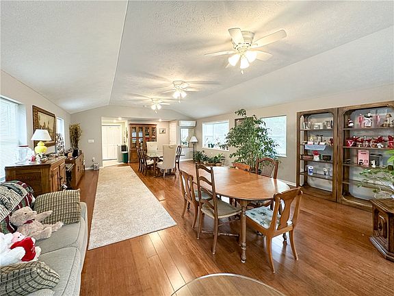 4th image of 2988-3004 Pecan Dr