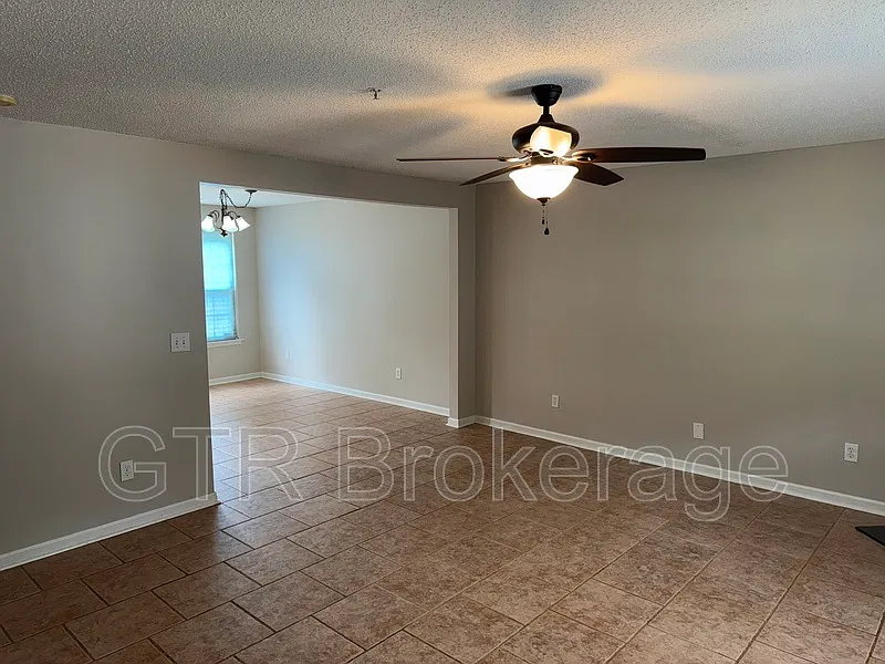 3 bed, 2.0 bath, 1440 sqft, $1,800 — Photo 2
