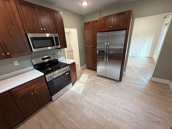 3rd image of 424 Ann St SE #1