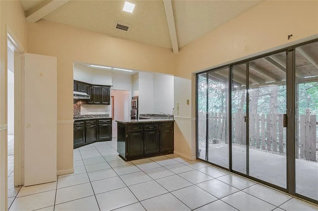 512 Country Wood Court — Photo 4