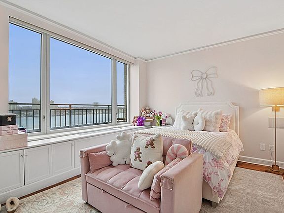 5th image of 220 Riverside Blvd APT 16L