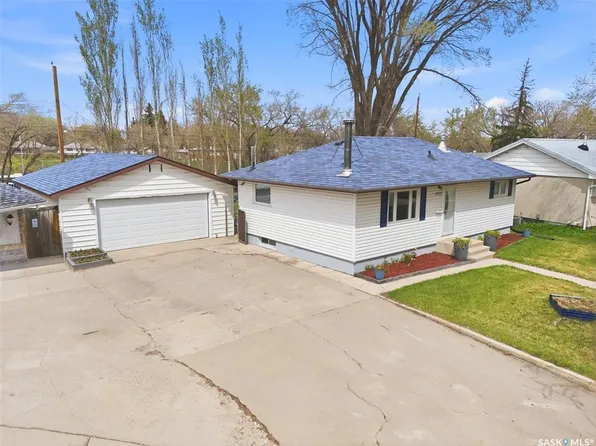 2922 21st STREET W, Saskatoon, SK S7M 0W5