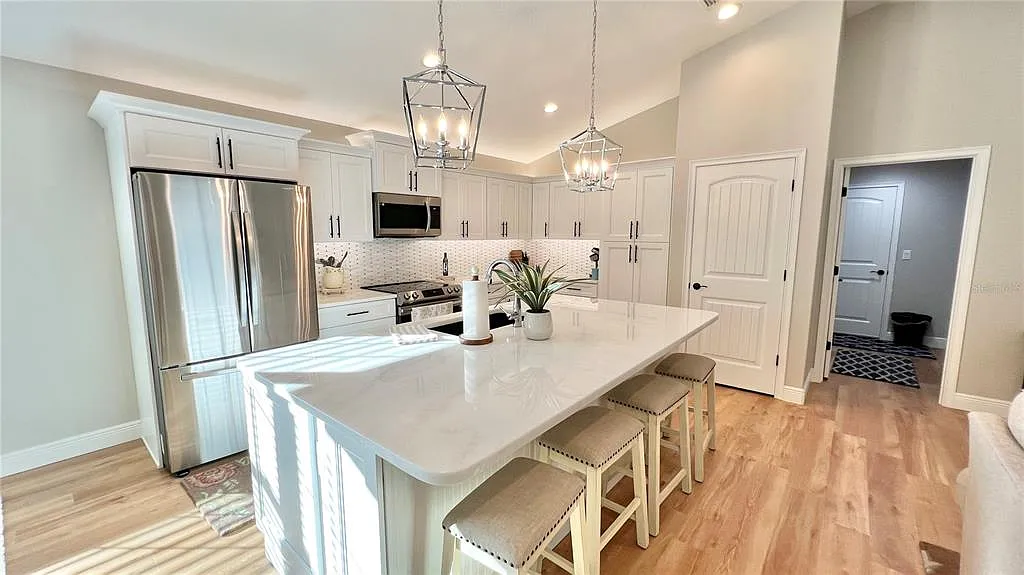 3 bed, 2.0 bath, 1760 sqft, $3,500 — Photo 4