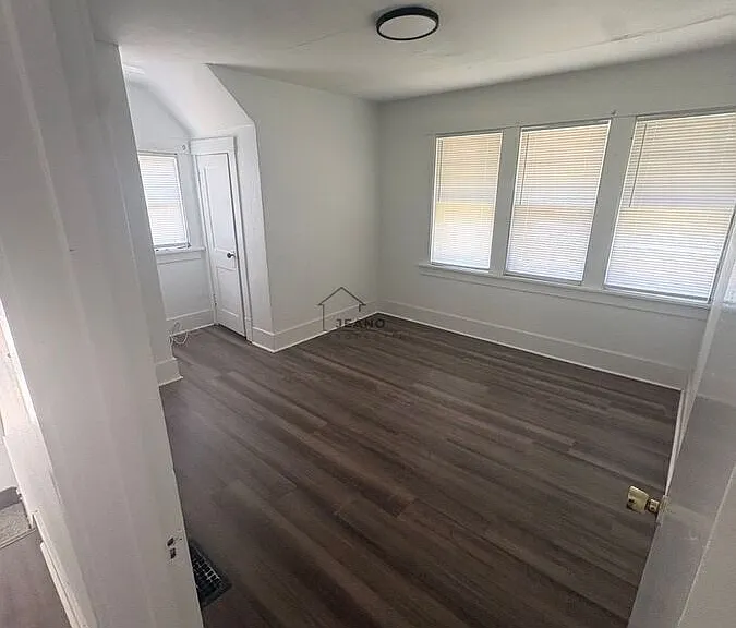 1076 W Packard St — Photo 8