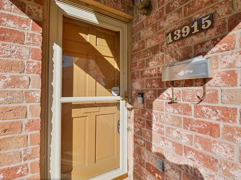 13915 Roundstone Ln — Photo 3