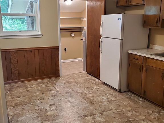3rd image of 1102 Thomas Ln #B
